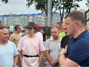 В Краснодаре на стихийном митинге изза отключений света мэр попросил приковать себя к столбу