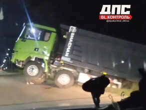 В Благовещенске самосвал повис над дорогой