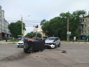 В Благовещенске жесткое столкновение на дороге один автомобиль лег на бок Момент ДТП попал на видео