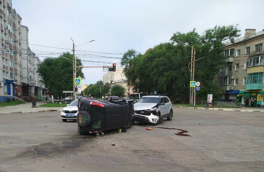 В Благовещенске жесткое столкновение на дороге один автомобиль лег на бок Момент ДТП попал на видео