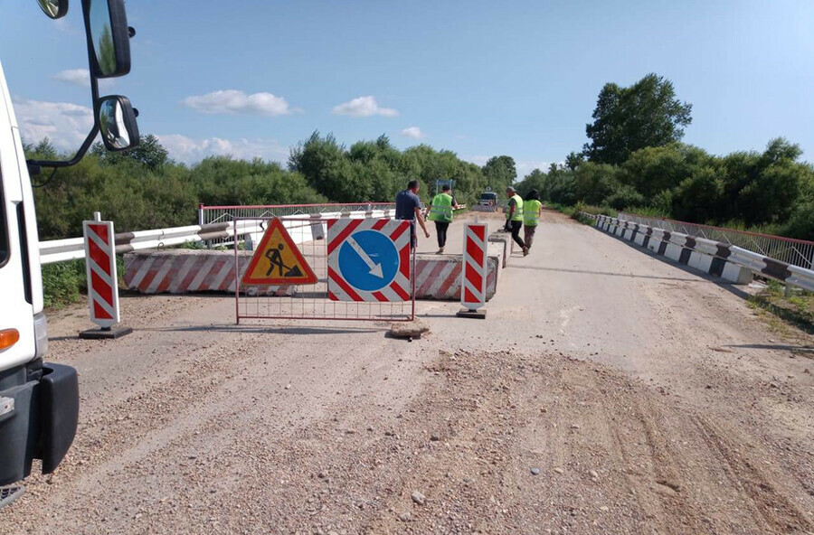 Небольшой но очень важный мост начали ремонтировать в Амурской области