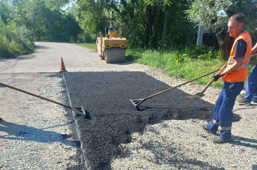 На дорогах Благовещенска ежедневно штопают ямы