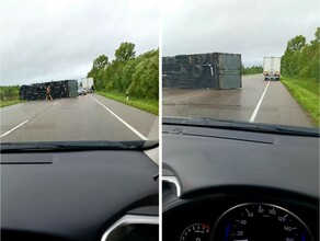 В Белогорском районе перевернувшаяся утром фура почти перегородила трассу