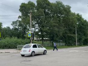 В Благовещенске пешеходу пришлось убегать от автомобиля чтобы не быть задавленным