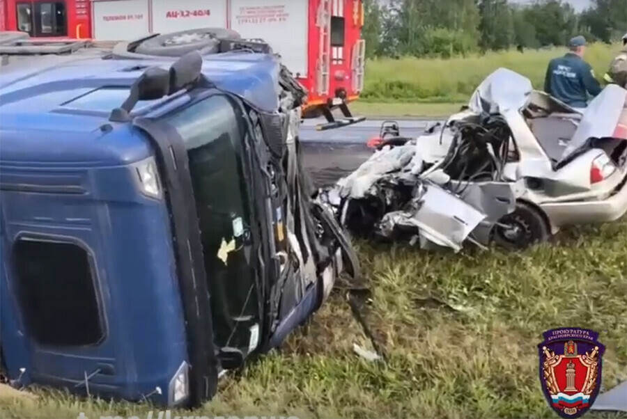 Груда металла на федеральной трассе в ДТП погибли пять человек ехавших с похорон друга видео