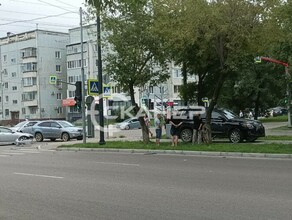 В центре Благовещенска джип вылетел на тротуар столкнувшись с другой иномаркой