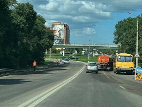 На кольце в Благовещенске из грузовика на повороте выпали мешки с соей Дорогу засыпало видео