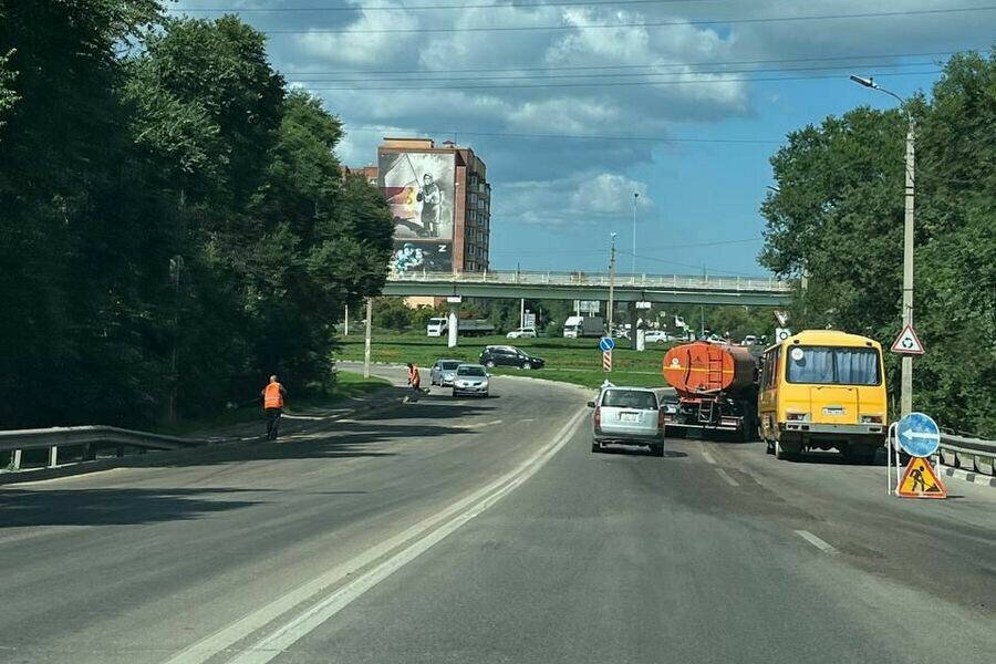 На кольце в Благовещенске из грузовика на повороте выпали мешки с соей Дорогу засыпало видео