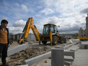 Собянин отшутился отвечая зачем в Москве постоянно перекладывают плитку