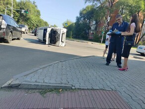 Очевидцы в центре Благовещенска столкнулись несколько машин одна из них перевернулась фото видео