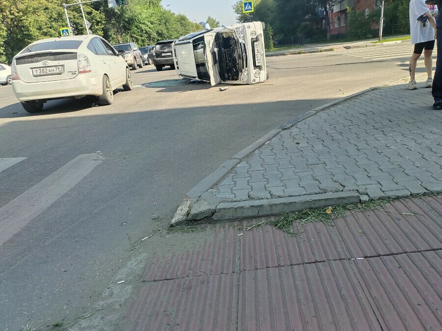 Одна девушка не пропустила другую подробности утреннего ДТП с переворотом в центре Благовещенска