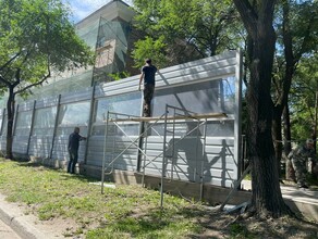 В центре Благовещенска напротив ТЦ Фестиваль парк сняли шумозащитный экран 