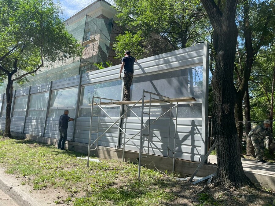 В центре Благовещенска напротив ТЦ Фестиваль парк сняли шумозащитный экран 