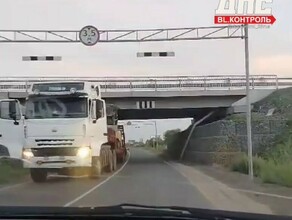 Во Владимировке трал застрял под мостом