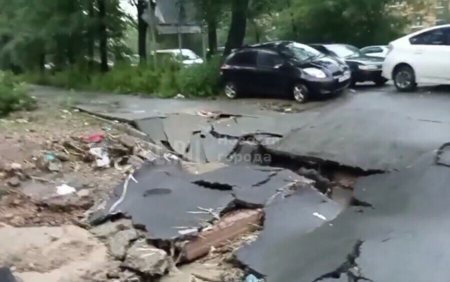 Владивосток продолжает заливать в городе фиксируется сход грунта