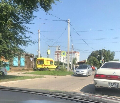 В Благовещенска иномарка сбила женщинупешехода не пропустив ее при повороте