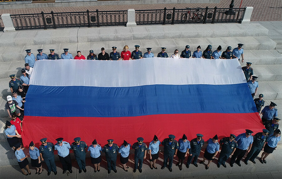 Большой государственный флаг развернули на набережной Благовещенска в праздничный день видео