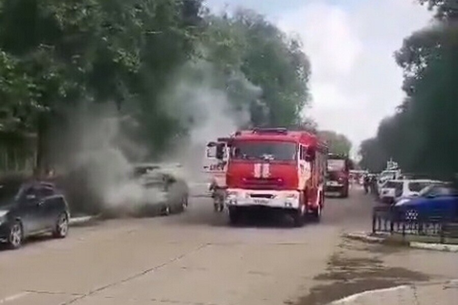 Второе авто за сутки сгорело в Благовещенске на этот раз на набережной видео