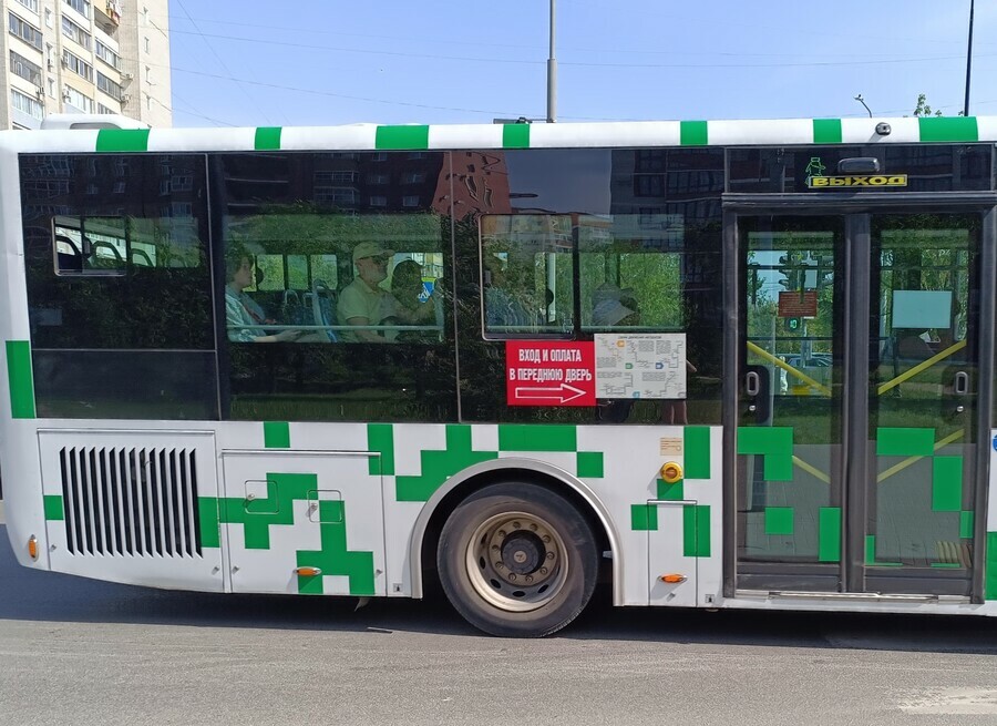 Открывают только одну дверь как благовещенцев приучают платить за проезд при входе в автобус