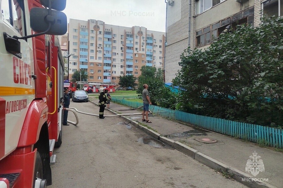 Балкон вспыхнул в многоквартирном доме Благовещенска фото 