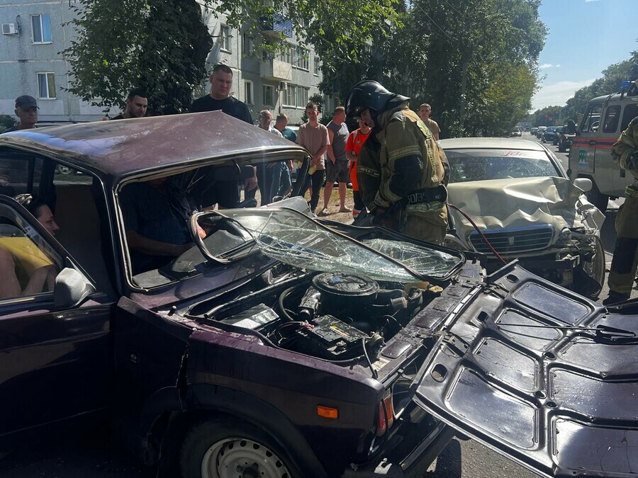 В Белогорске в ДТП Жигули разломило пополам Водитель погиб