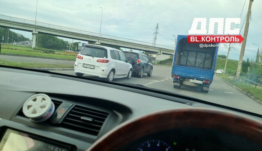 В Благовещенске затруднено движение на кольцевой развязке по Театральной