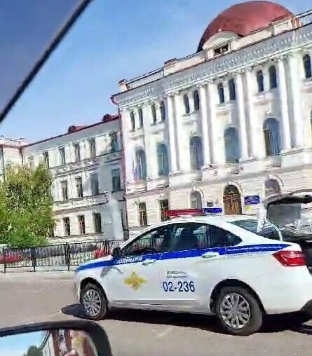 К учебным заведениям Благовещенска стянулись автомобили спецслужб видео