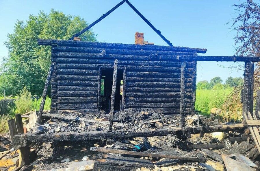 Мужчину потерявшего сознание спасли из горящего дома полицейские в Амурской области