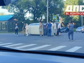 Возле новостроек Благовещенска произошла авария с переворотом от удара на бок упал микроавтобус