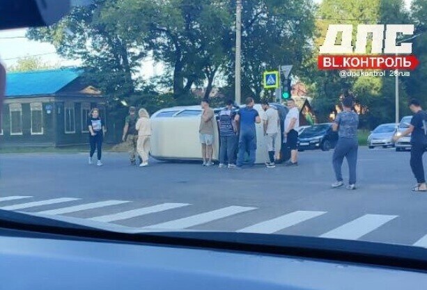 Возле новостроек Благовещенска произошла авария с переворотом от удара на бок упал микроавтобус