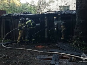 Хозпостройки во дворе жилых домов горели в Благовещенске