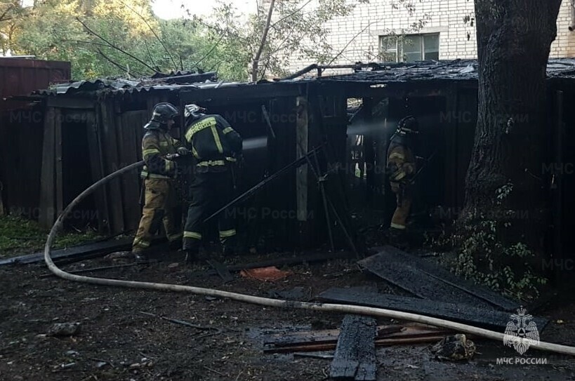 Хозпостройки во дворе жилых домов горели в Благовещенске