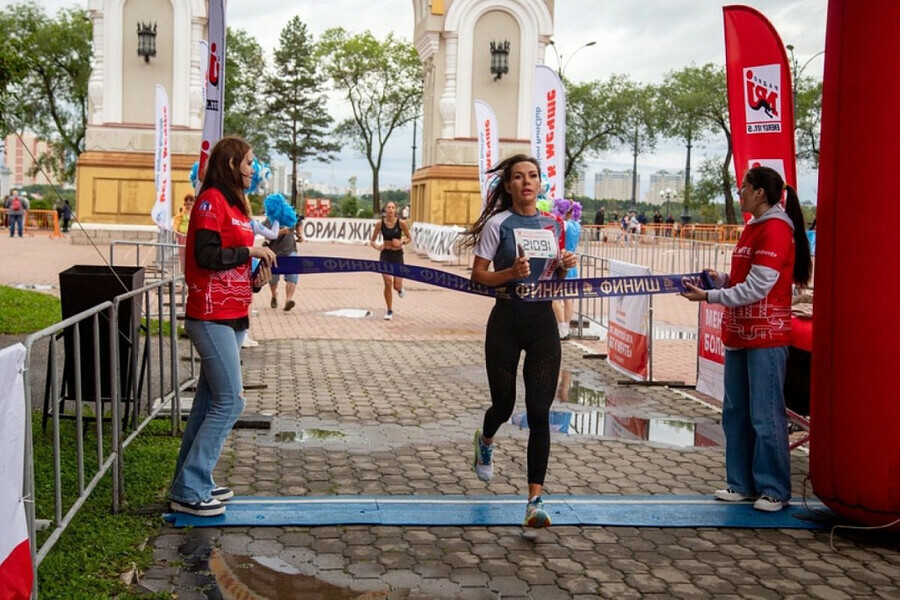 Папа привез 9 детей в Благовещенске лето проводили семейным забегом