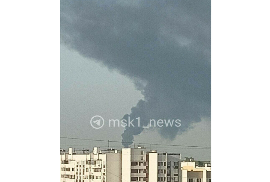 С ночи на Москву и Подмосковье продолжается атака беспилотников они падают в жилые районы