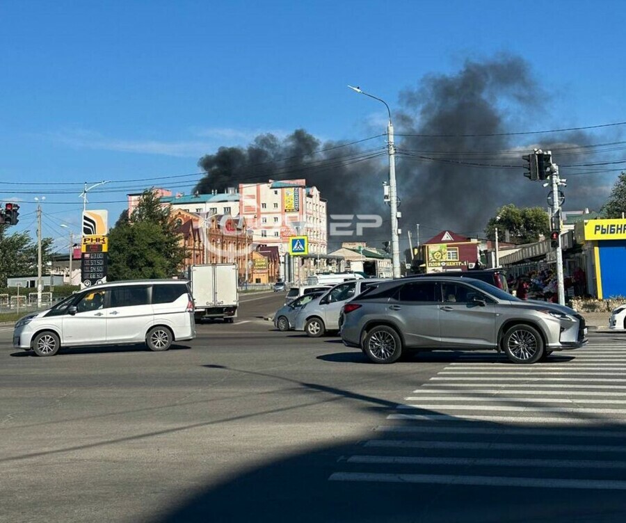 Черный дым до неба В МЧС рассказали что горело в Благовещенске на Текстильной