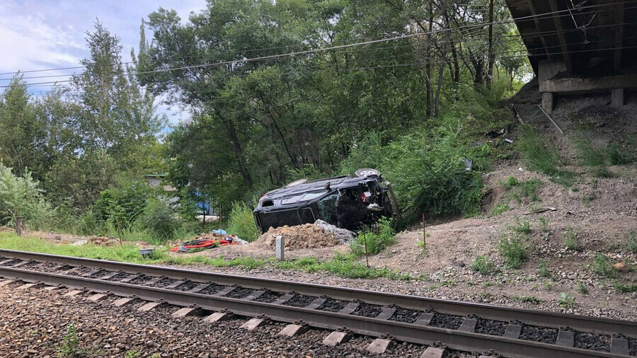 В Хабаровске с моста упал внедорожник