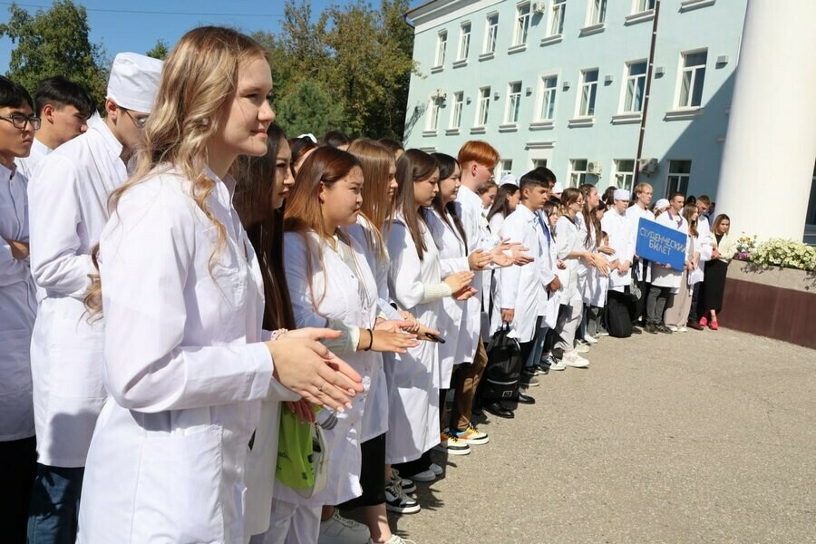 Больше тысячи будущих амурских медиков сели за парты впервые фото 