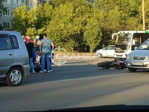 Не пропустила двухколесного серьезное ДТП с участием мотоциклиста произошло в микрорайоне Благовещенска фото видео