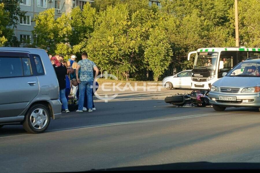 Не пропустила двухколесного серьезное ДТП с участием мотоциклиста произошло в микрорайоне Благовещенска фото видео