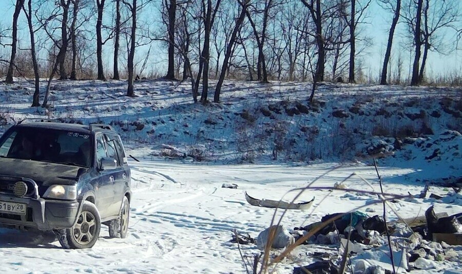 Не знала что так нельзя амурчанка выбросила мусор на окраине села и попалась в фотоловушку