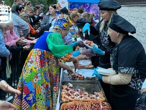 В Тынде испекли гигантский 14метровый брусничный пирог и побили свой же рекорд