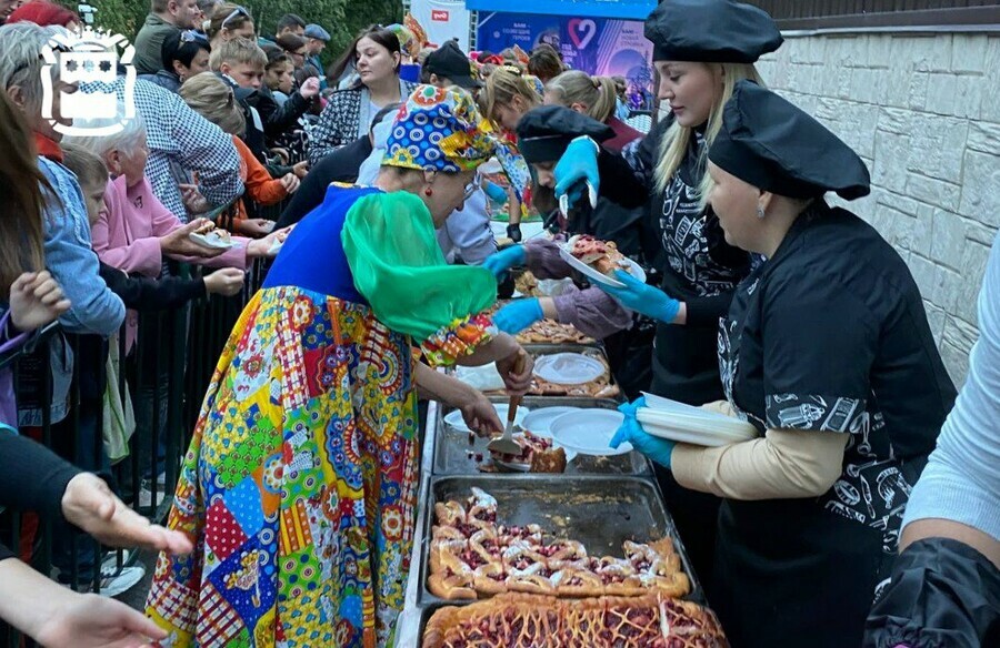 В Тынде испекли гигантский 14метровый брусничный пирог и побили свой же рекорд