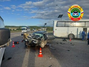 Машину сплющило от удара об автобус смертельная авария произошла в Амурской области