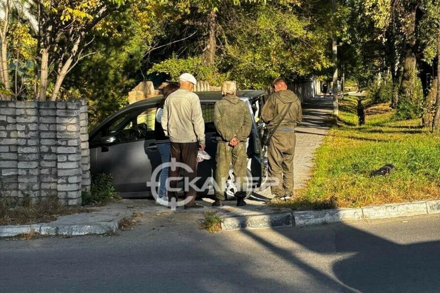 Машина въехала в забор на перекрестке в Благовещенске фото видео