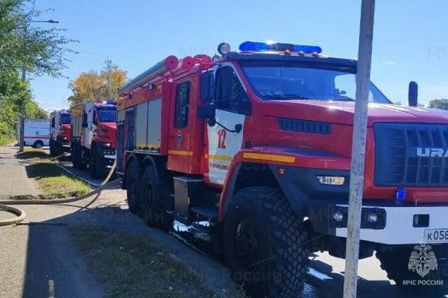 Повреждена рядом стоящая машина пожар произошел в доме Благовещенска видео 