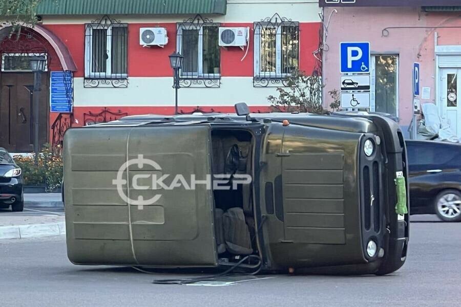 Уазик от удара перевернулся в центре Благовещенска фото