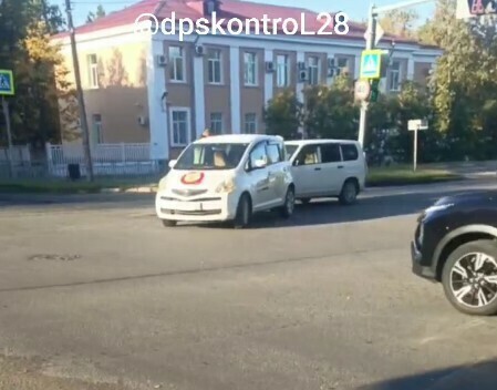 В центре Благовещенска изза ДТП затруднено движение на перекрестке