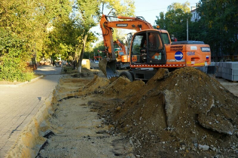 Новый асфальт укладывают в Благовещенске на улице Амурской