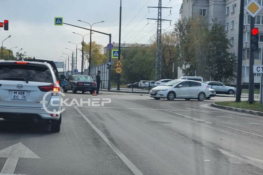 Перед Зейским мостом произошло ДТП движение затруднено фото 