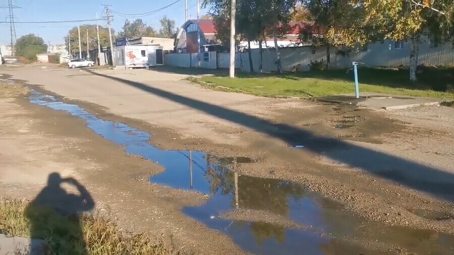 По благовещенской улице растекается ручей аварийного происхождения видео